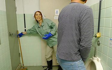 Japanese cleaner, Maki Koizumi sucks locate